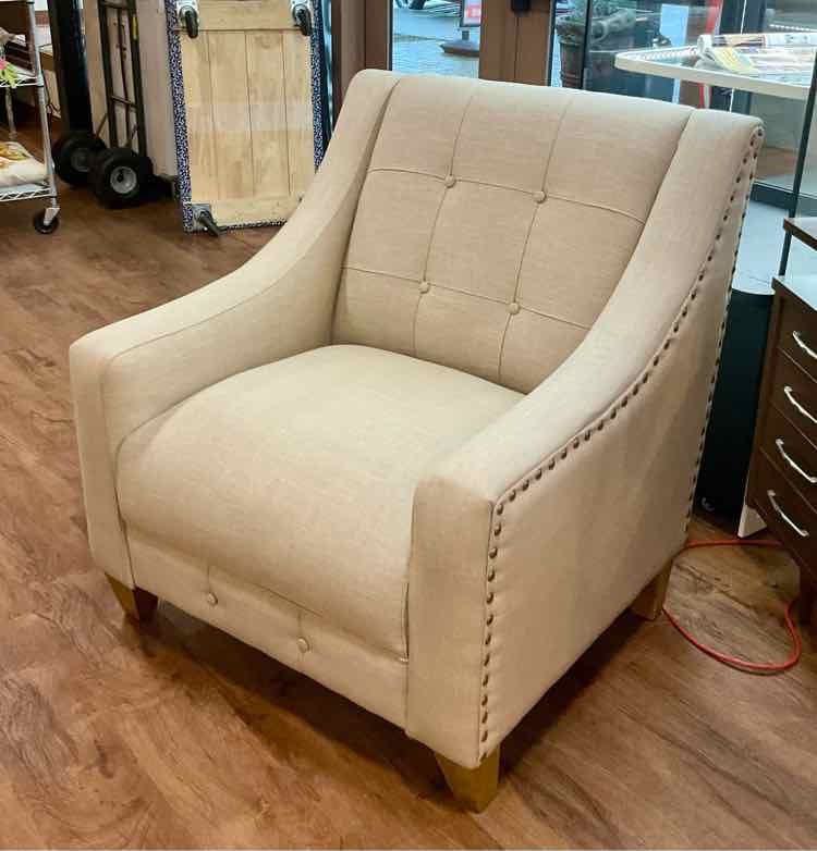 Emerald Home Button Tufted Nailhead Club Chair