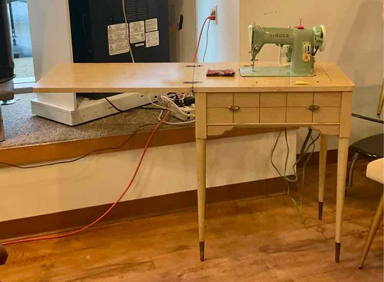 Vintage Singer 185J w/ New Buttonholer &amp; Table (Works)